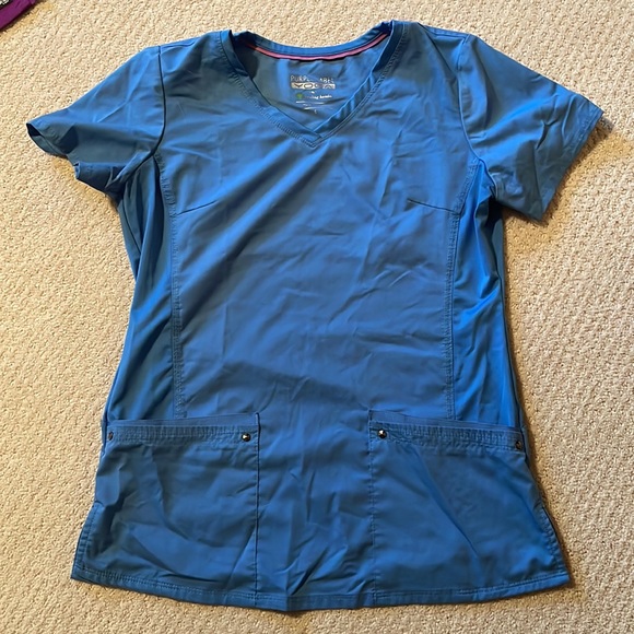 Bundle of 8 scrub tops - Picture 8 of 9